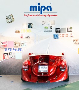 Imagen de un coche rojo con el logotipo de mipa